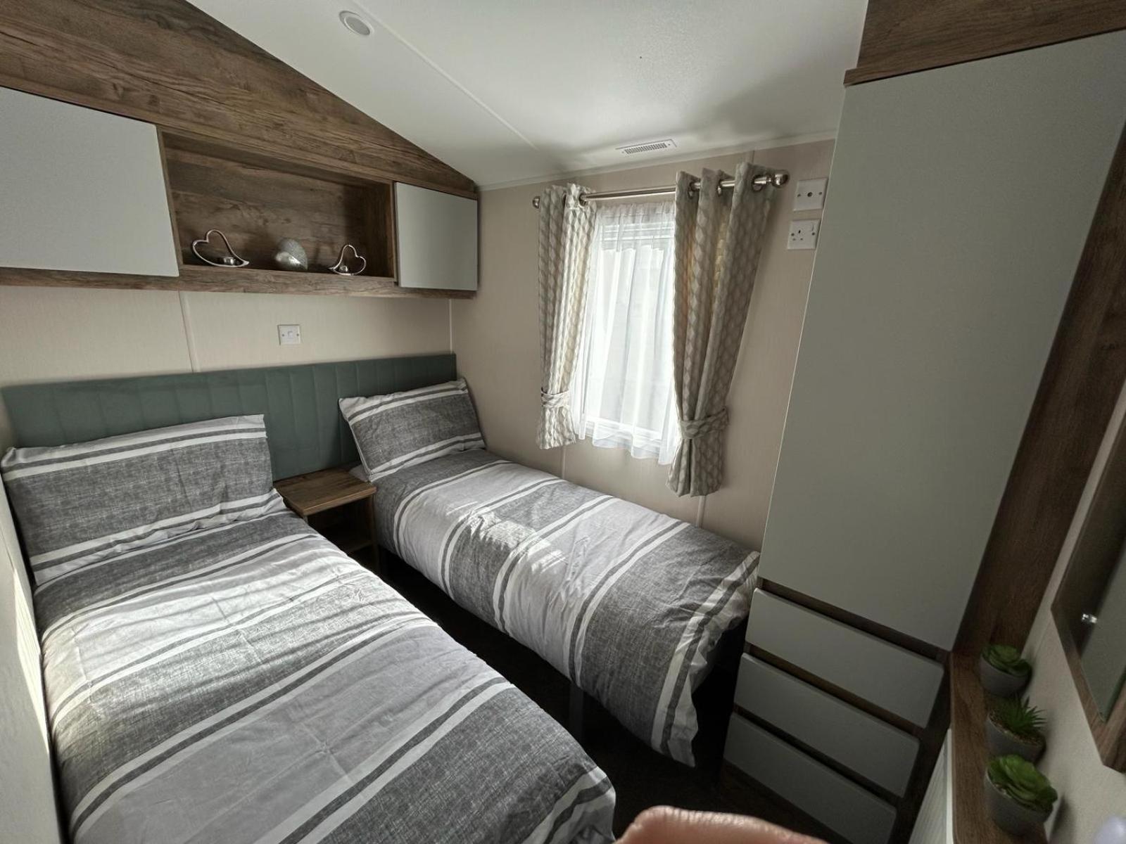 Deck Of The Bay - Cayton Holiday home *
